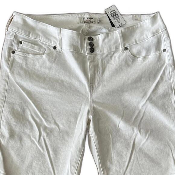 Torrid 11 Inch White Bermuda Shorts - Picture 2 of 5